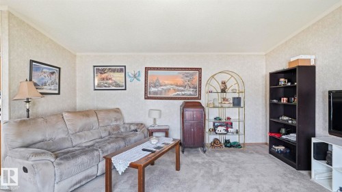 44 Keyhole Crescent Northwest, Edmonton, AB - Indoor Photo Showing Living Room