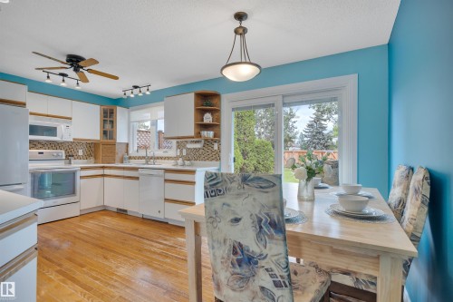 7416 33 Avenue Nw, Edmonton, AB - Indoor Photo Showing Kitchen