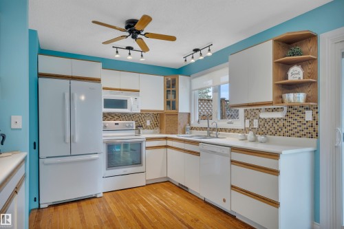 7416 33 Avenue Nw, Edmonton, AB - Indoor Photo Showing Kitchen