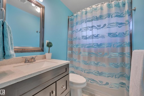 7416 33 Avenue Nw, Edmonton, AB - Indoor Photo Showing Bathroom