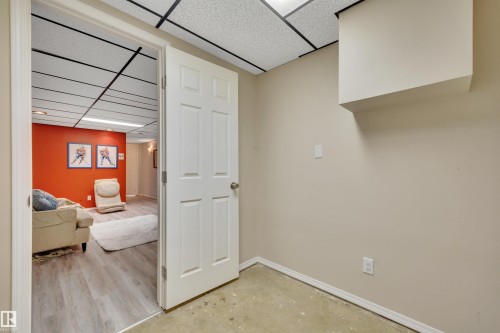 7416 33 Avenue Nw, Edmonton, AB - Indoor Photo Showing Other Room