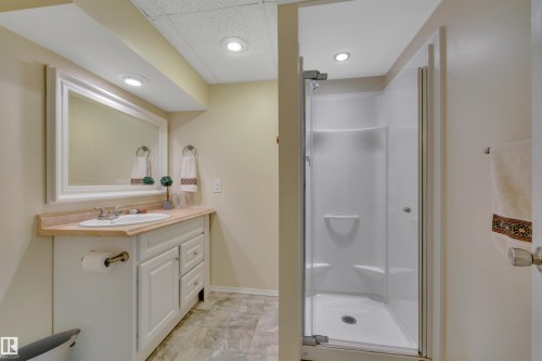 7416 33 Avenue Nw, Edmonton, AB - Indoor Photo Showing Bathroom
