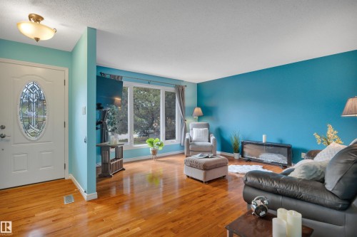 7416 33 Avenue Nw, Edmonton, AB - Indoor Photo Showing Living Room