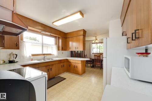 7 Strathcona Place, Sherwood Park, AB - Indoor Photo Showing Kitchen With Double Sink