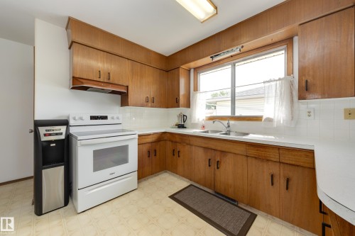 7 Strathcona Place, Sherwood Park, AB - Indoor Photo Showing Kitchen With Double Sink