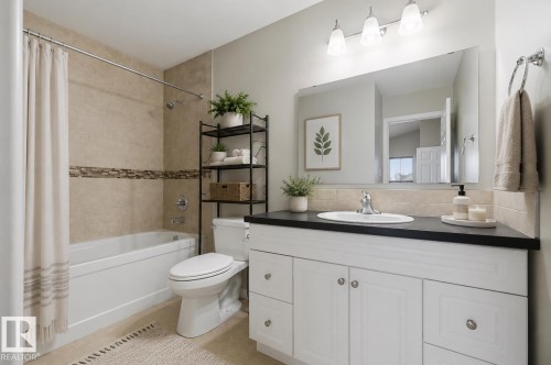 7119 136 Avenue Nw, Edmonton, AB - Indoor Photo Showing Bathroom