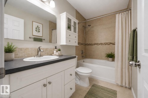 7119 136 Avenue Nw, Edmonton, AB - Indoor Photo Showing Bathroom