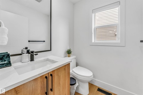 1218 87A Street Sw, Edmonton, AB - Indoor Photo Showing Bathroom
