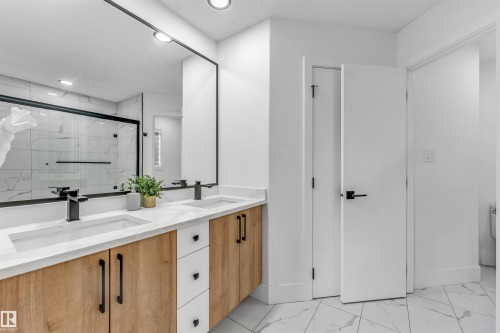 1218 87A Street Sw, Edmonton, AB - Indoor Photo Showing Bathroom