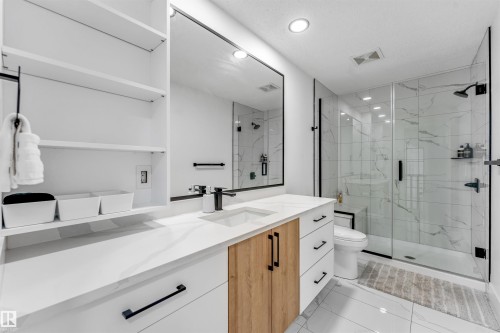 1218 87A Street Sw, Edmonton, AB - Indoor Photo Showing Bathroom