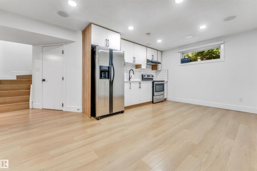 1218 87A Street Sw, Edmonton, AB - Indoor Photo Showing Kitchen