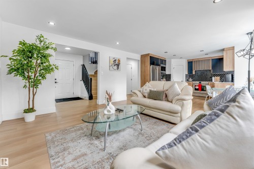 1218 87A Street Sw, Edmonton, AB - Indoor Photo Showing Living Room