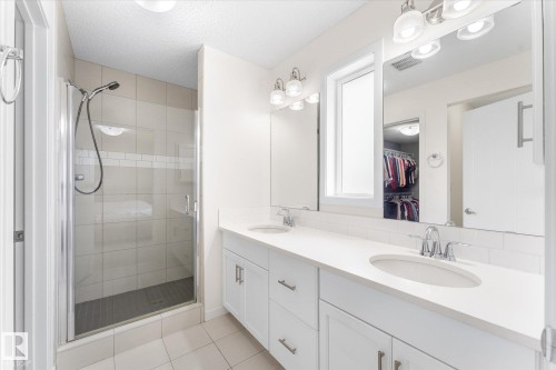 6116 175 Avenue Nw, Edmonton, AB - Indoor Photo Showing Bathroom