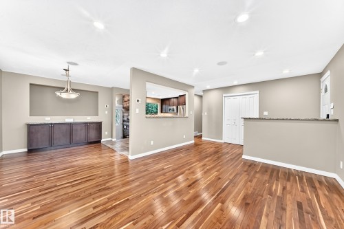 6307 92A Avenue Nw, Edmonton, AB - Indoor