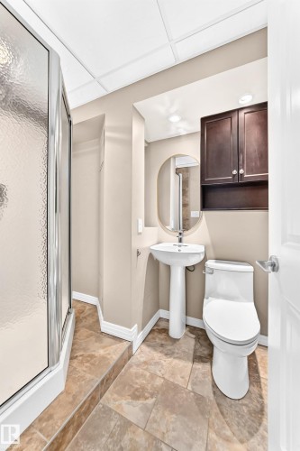 6307 92A Avenue Nw, Edmonton, AB - Indoor Photo Showing Bathroom