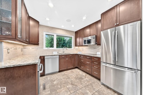 6307 92A Avenue Nw, Edmonton, AB - Indoor Photo Showing Kitchen With Upgraded Kitchen