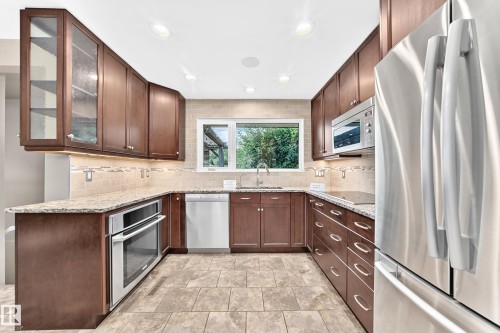6307 92A Avenue Nw, Edmonton, AB - Indoor Photo Showing Kitchen With Upgraded Kitchen