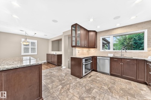6307 92A Avenue Nw, Edmonton, AB - Indoor Photo Showing Kitchen With Upgraded Kitchen
