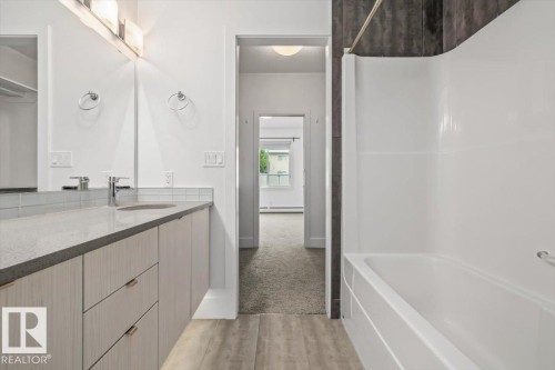 #104 10030 83 Av Nw, Edmonton, AB - Indoor Photo Showing Bathroom