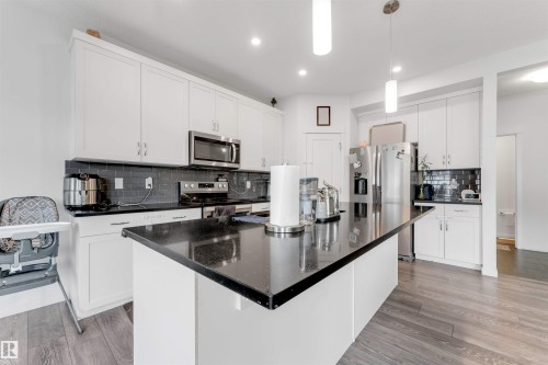933 Mcconachie Boulevard Nw, Edmonton, AB - Indoor Photo Showing Kitchen