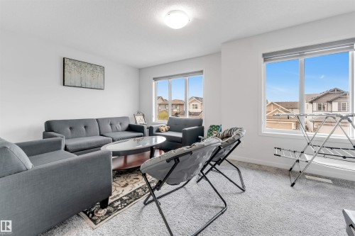 933 Mcconachie Boulevard Nw, Edmonton, AB - Indoor Photo Showing Living Room