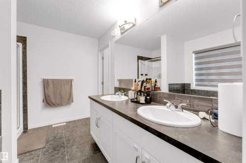 933 Mcconachie Boulevard Nw, Edmonton, AB - Indoor Photo Showing Bathroom