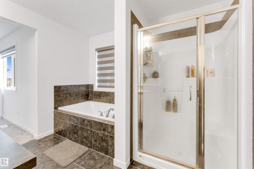 933 Mcconachie Boulevard Nw, Edmonton, AB - Indoor Photo Showing Bathroom