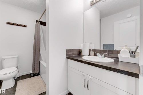 933 Mcconachie Boulevard Nw, Edmonton, AB - Indoor Photo Showing Bathroom