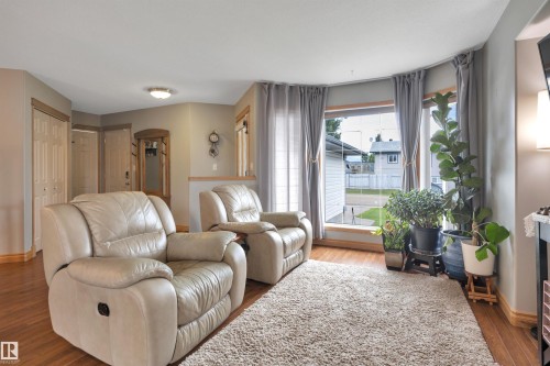 Bay window, wood-finish flooring, neutral wall tones, interior door - 4224 53 Ave, Wetaskiwin, AB - Indoor Photo Showing Living Room
