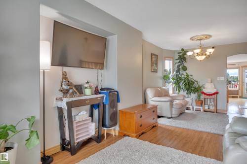 Hardwood-finish flooring, recessed wall niche, arched doorway, and built-in ceiling light fixture - 4224 53 Ave, Wetaskiwin, AB - Indoor