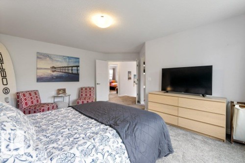 2335 Sparrow Crescent Nw, Edmonton, AB - Indoor Photo Showing Bedroom