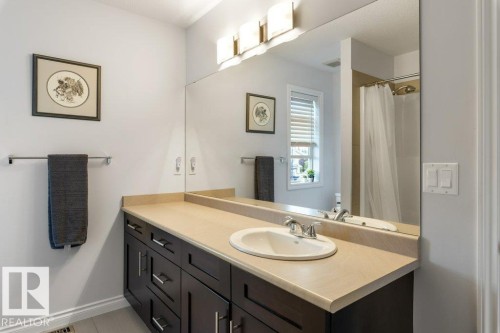 2335 Sparrow Crescent Nw, Edmonton, AB - Indoor Photo Showing Bathroom