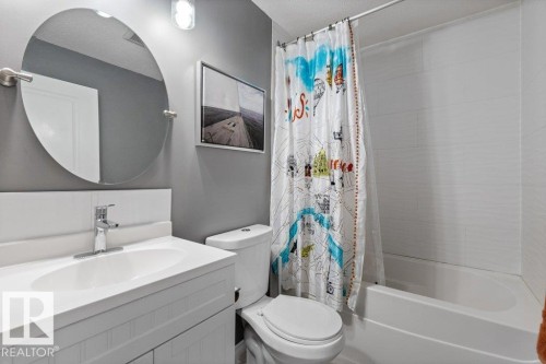 2335 Sparrow Crescent Nw, Edmonton, AB - Indoor Photo Showing Bathroom