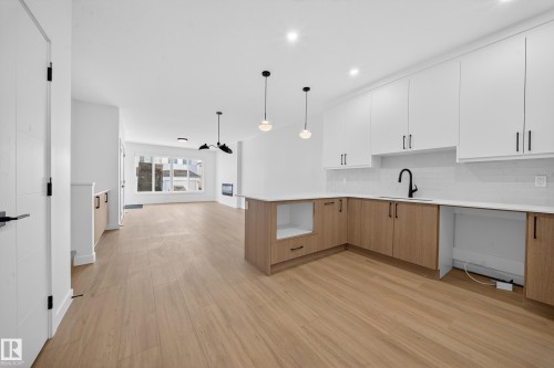 3734 Erlanger Drive Nw, Edmonton, AB - Indoor Photo Showing Kitchen