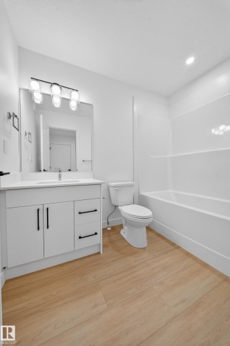 3734 Erlanger Drive Nw, Edmonton, AB - Indoor Photo Showing Bathroom