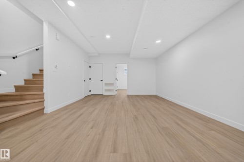 3734 Erlanger Drive Nw, Edmonton, AB - Indoor Photo Showing Other Room
