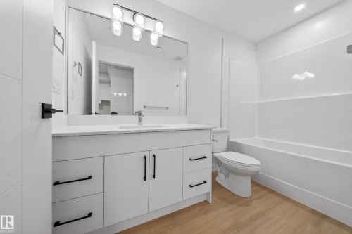 3734 Erlanger Drive Nw, Edmonton, AB - Indoor Photo Showing Bathroom