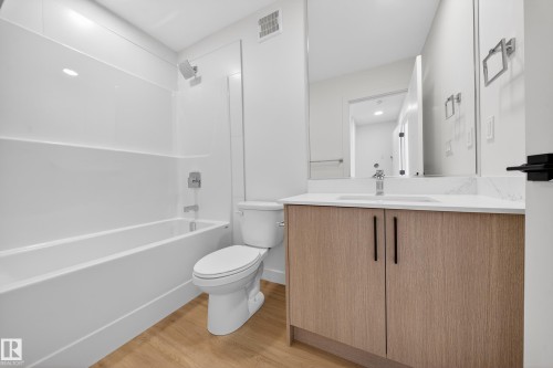 3734 Erlanger Drive Nw, Edmonton, AB - Indoor Photo Showing Bathroom