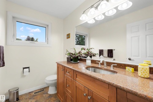 11233 34A Avenue Nw, Edmonton, AB - Indoor Photo Showing Bathroom