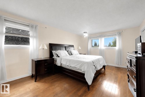 11233 34A Avenue Nw, Edmonton, AB - Indoor Photo Showing Bedroom