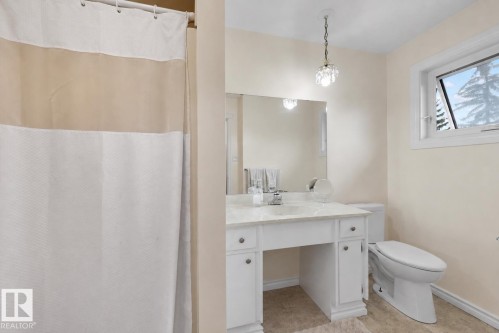 11233 34A Avenue Nw, Edmonton, AB - Indoor Photo Showing Bathroom