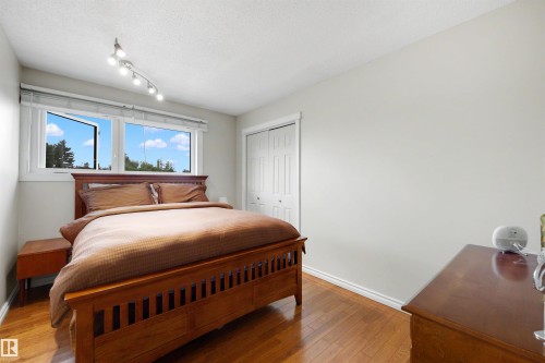 11233 34A Avenue Nw, Edmonton, AB - Indoor Photo Showing Bedroom