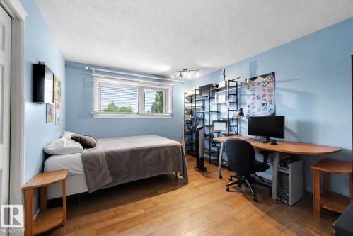 11233 34A Avenue Nw, Edmonton, AB - Indoor Photo Showing Bedroom