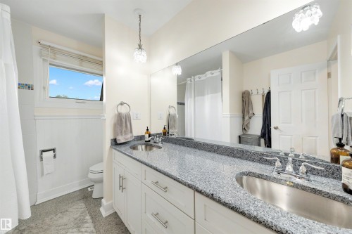 11233 34A Avenue Nw, Edmonton, AB - Indoor Photo Showing Bathroom