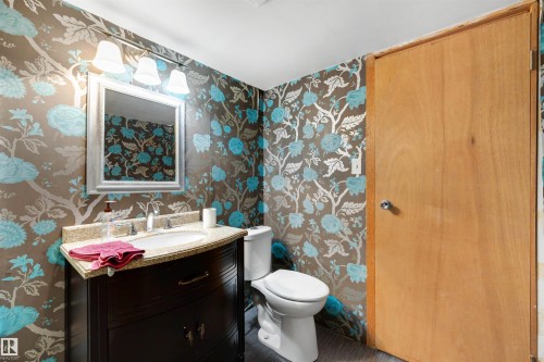 11233 34A Avenue Nw, Edmonton, AB - Indoor Photo Showing Bathroom