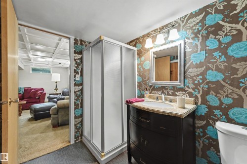 11233 34A Avenue Nw, Edmonton, AB - Indoor Photo Showing Bathroom
