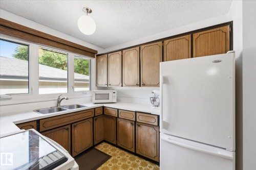 7 Falstaff Avenue, St. Albert, AB - Indoor Photo Showing Kitchen With Double Sink