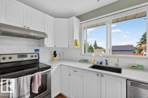 6230 36A Avenue Nw, Edmonton, AB - Indoor Photo Showing Kitchen With Upgraded Kitchen
