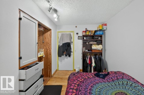6230 36A Avenue Nw, Edmonton, AB - Indoor Photo Showing Bedroom