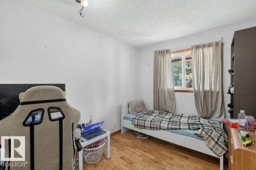 6230 36A Avenue Nw, Edmonton, AB - Indoor Photo Showing Bedroom